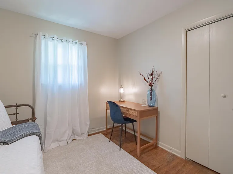929 E North E — Photo 22