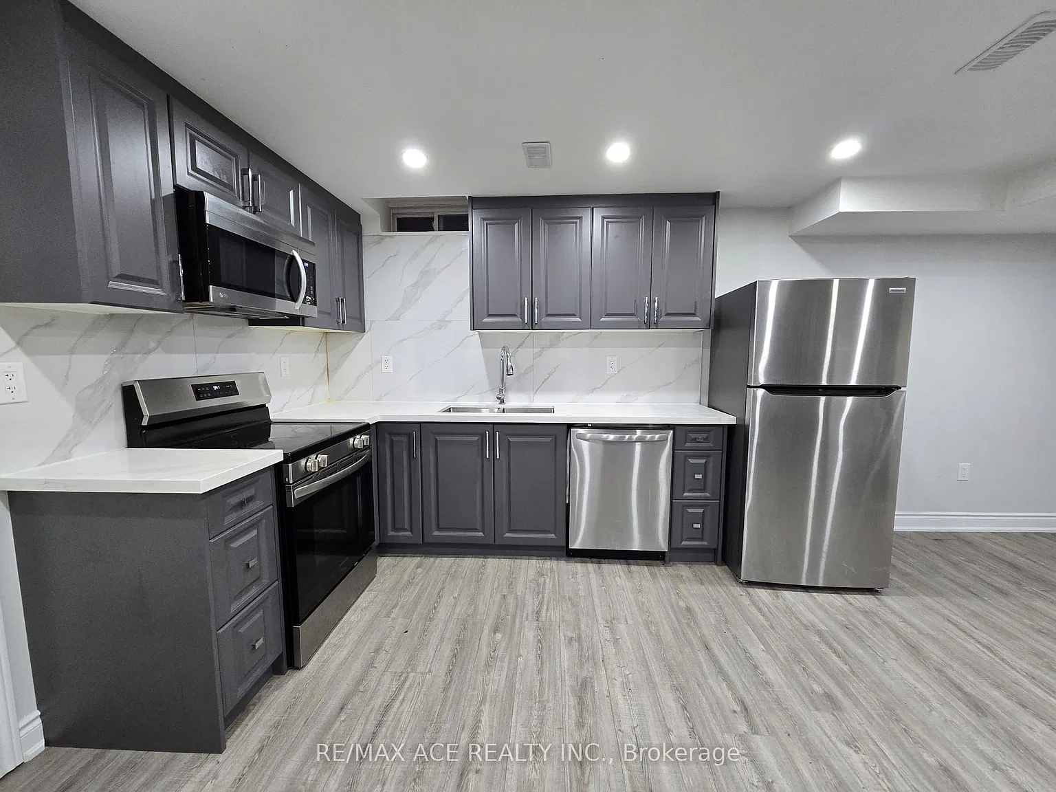 3 bed, $1,895 — Photo 2