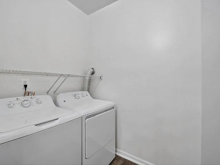 Brittany Commons Apartments — Photo 11