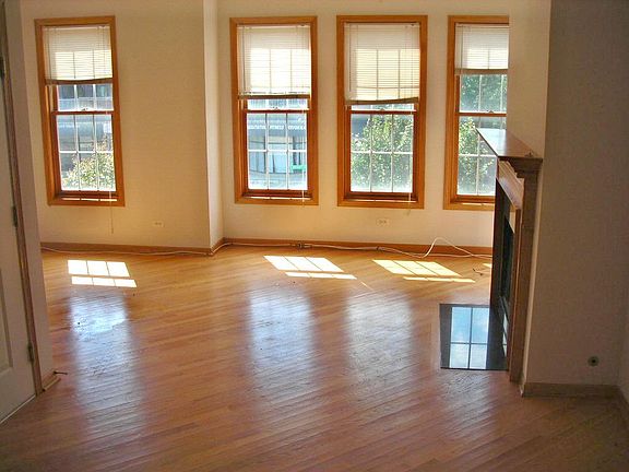 3rd image of 1326 W Diversey Pkwy #2C