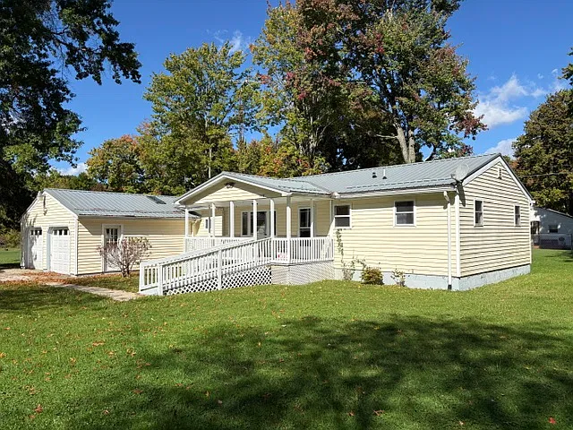 3 bed, 1070 sqft, $1,249 — Photo 1