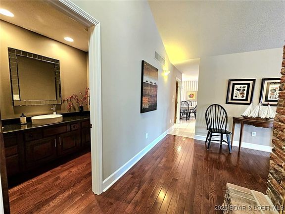 Guest Bath between Foyer and kitchen.