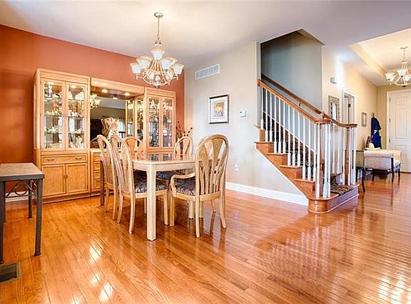 4th image of 28 Edinburgh Dr