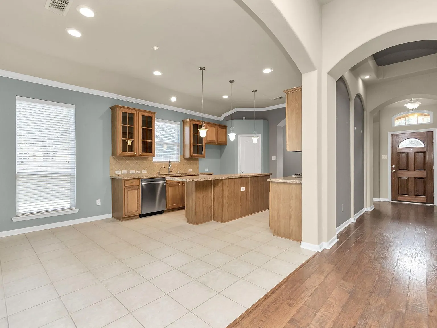 3 bed, 2.5 bath, 2237 sqft, $2,800 — Photo 4
