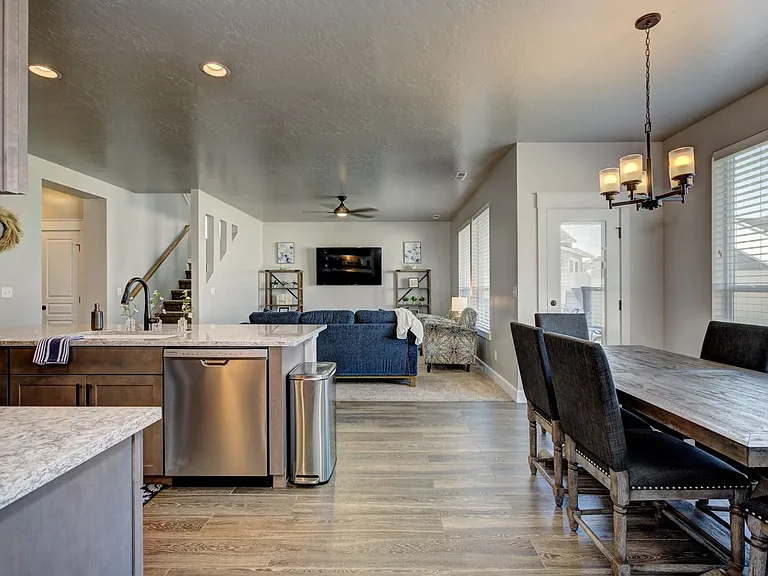 2580 E Blackstone Dr — Photo 23