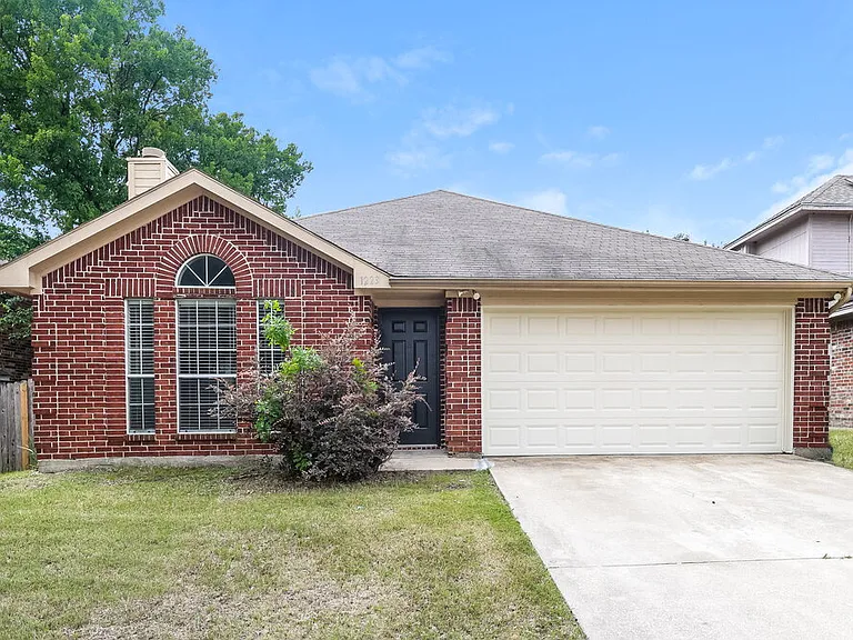 1223 Reeves Ln — Photo 1