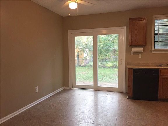 4th image of 610 E Evergreen Dr