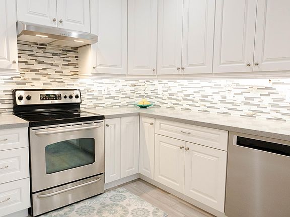 3rd image of 1266 E Thompson Way