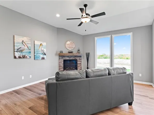 2009 SE Oak Ridge Dr, Oak Grove, MO 64075