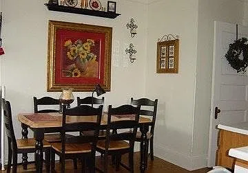 Kitchen Eating Area
