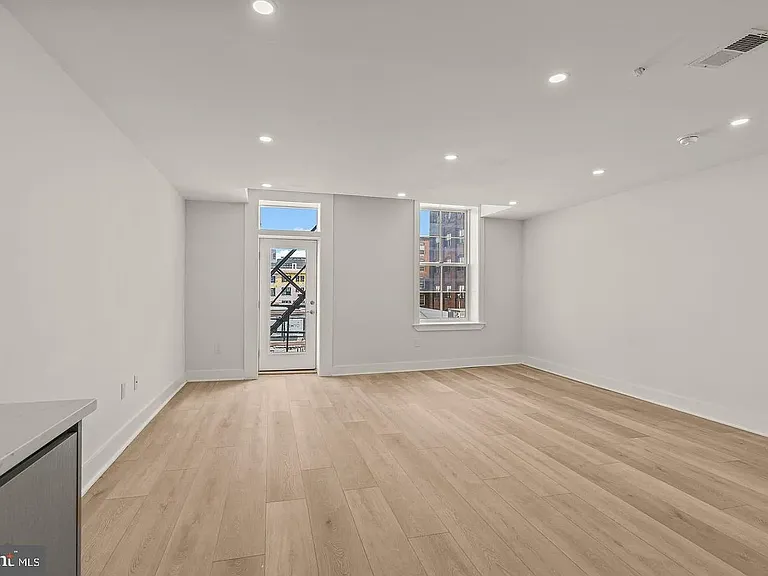 253 N 3rd St #33 — Photo 5