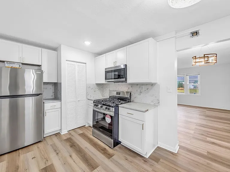 27151 Farringdon Ave — Photo 6