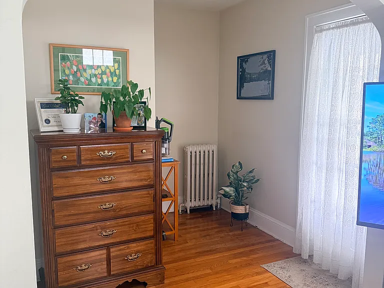 2355 Burdett Ave #B — Photo 6