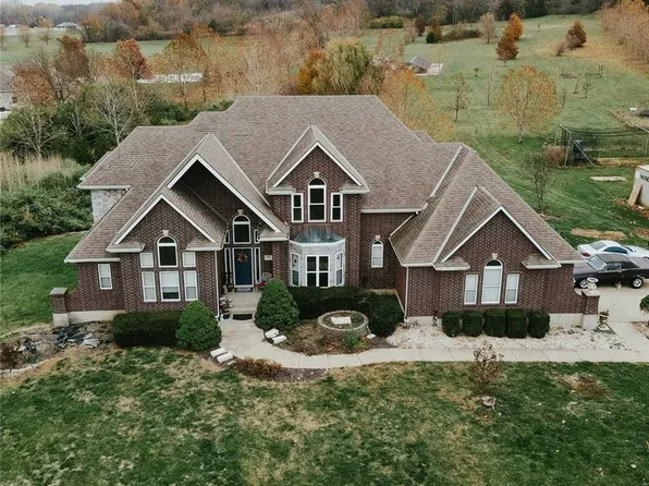 1701 Hawes Ln, Oak Grove, MO 64075