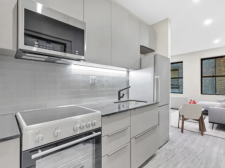 125 W 16th St #6G — Photo 4