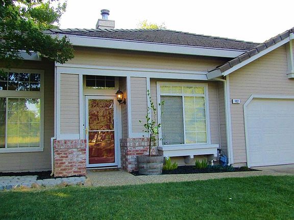 3rd image of 102 Larkin Cir