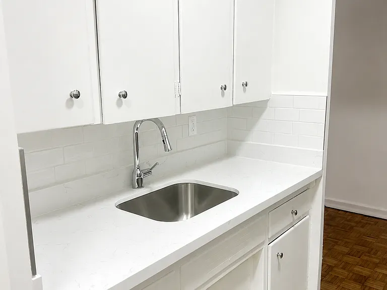 2412 Queen St E — Photo 3