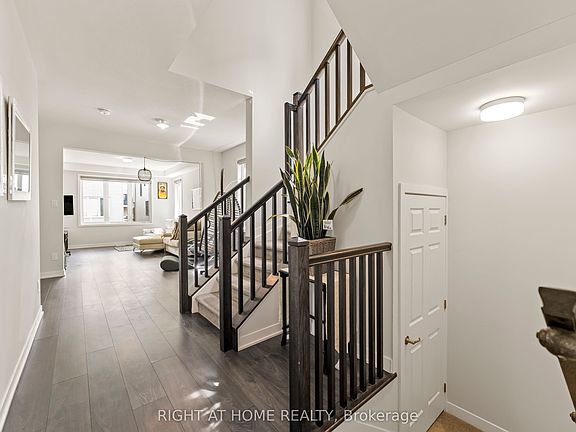 5th image of 221 Billrian Cres