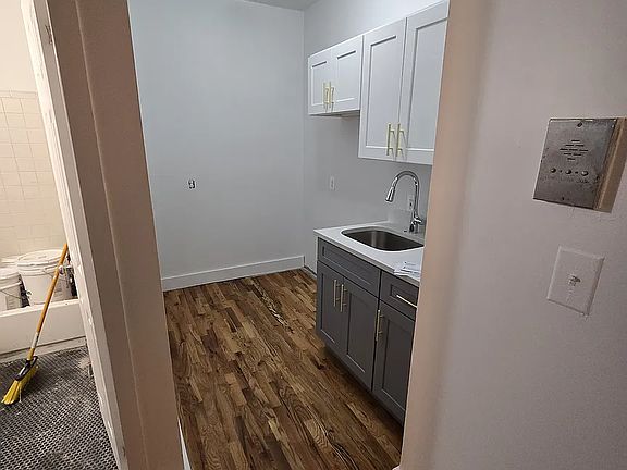 2nd image of 1332 Willoughby Ave APT 1C