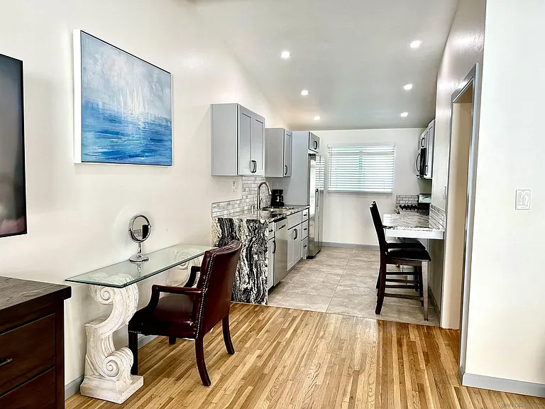 7672 La Jolla Blvd — Photo 6