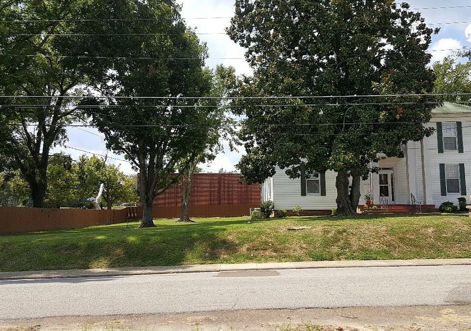 1st image of 105 S McLemore Ave