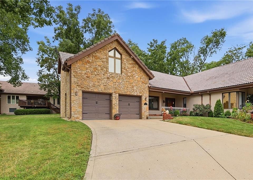 1st image of 10 The Woodlands