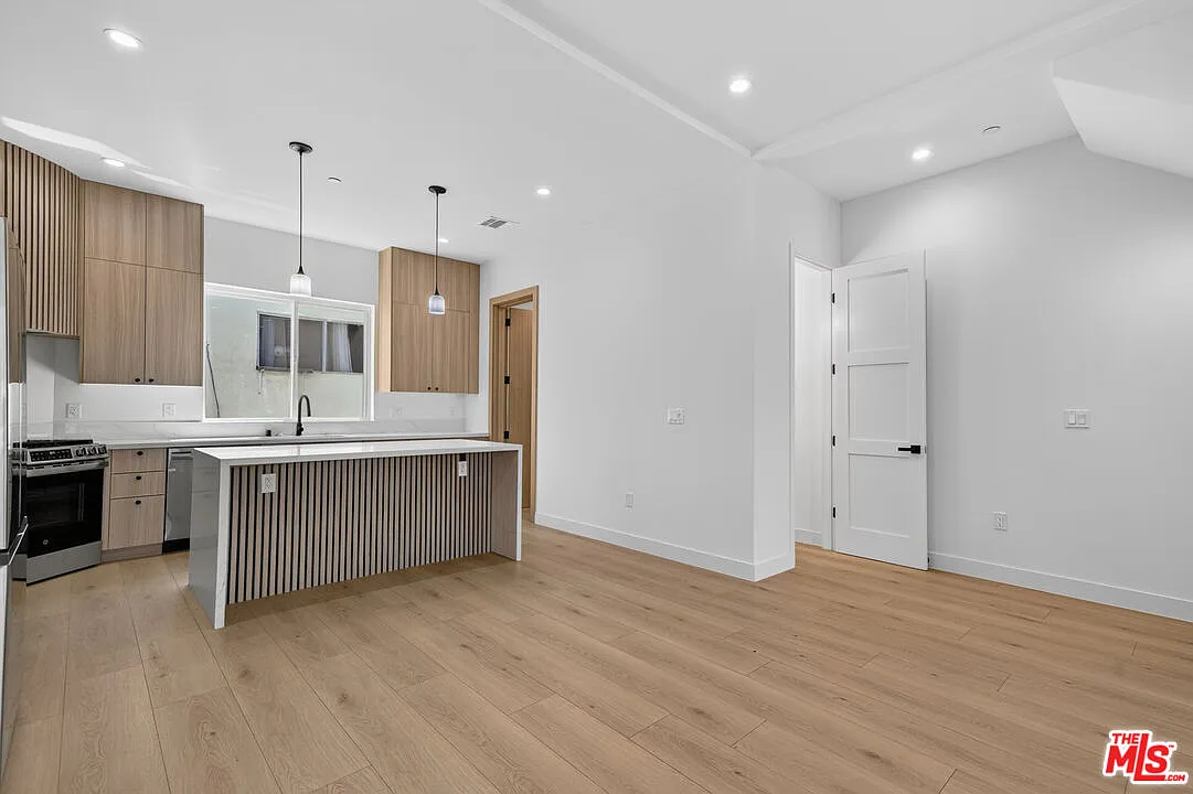 3 bed, 3.5 bath, 2000 sqft, $5,270 — Photo 4