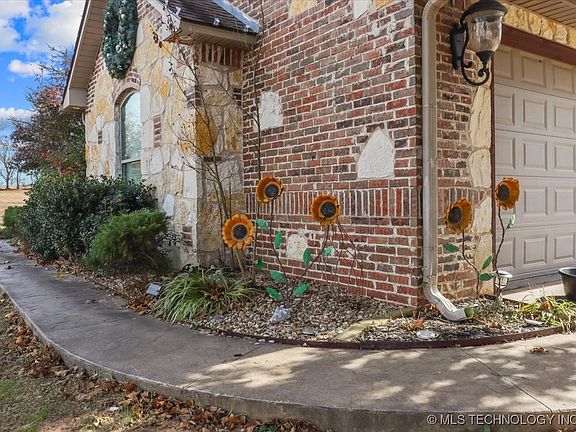 4th image of 555 White Chimney Rd