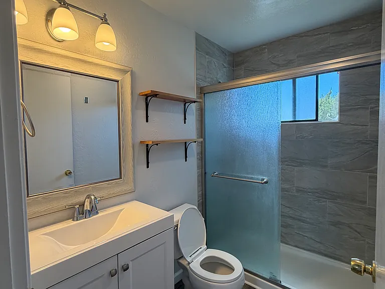 1829 Kinsley St — Photo 24