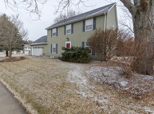 988 Bartlett Dr, Oconomowoc, WI 53066