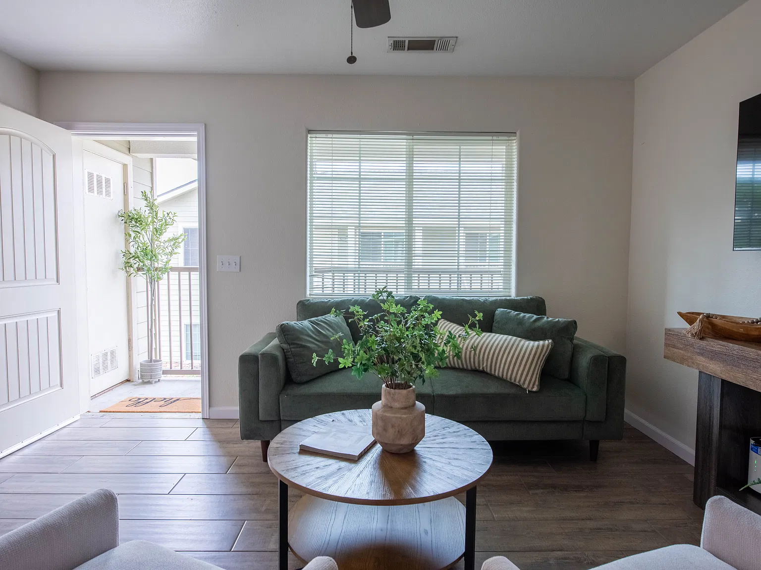 2 bed, 900 sqft, $2,200 — Photo 1