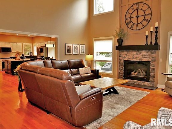 5th image of 404 Windsor Dr