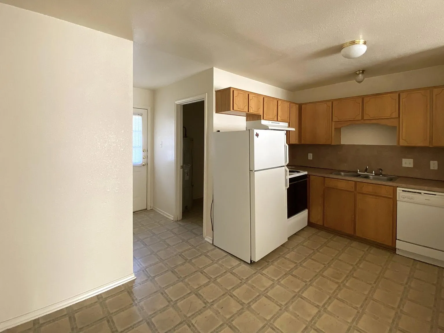 2 bed, 1.5 bath, 979 sqft, $825 — Photo 3