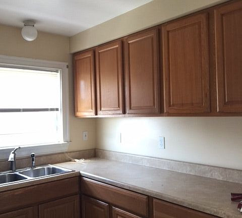 Cozy Kitchen with faucet, drain, stove and kitchen. In total
