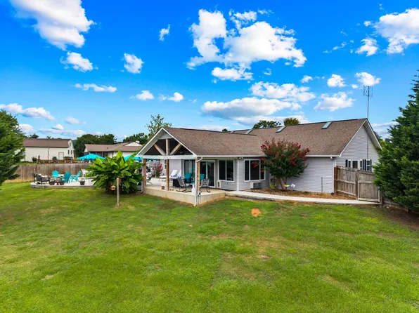 1635 Sams Dr, Dandridge, TN 37725