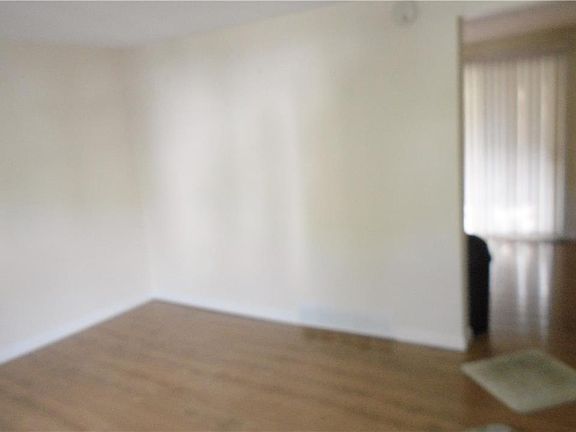4th image of 18 Carriage Ct