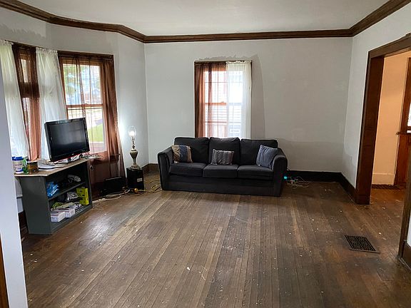 2nd image of 914 Franklin St SE