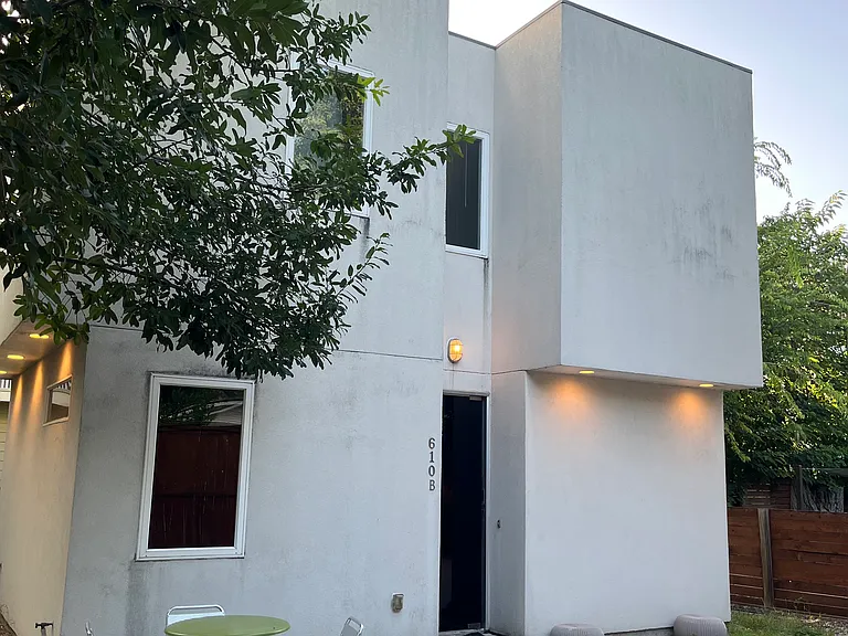 W Mary St — Photo 1