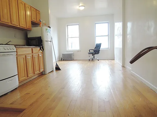 Rented by NYLA Realty | media 10