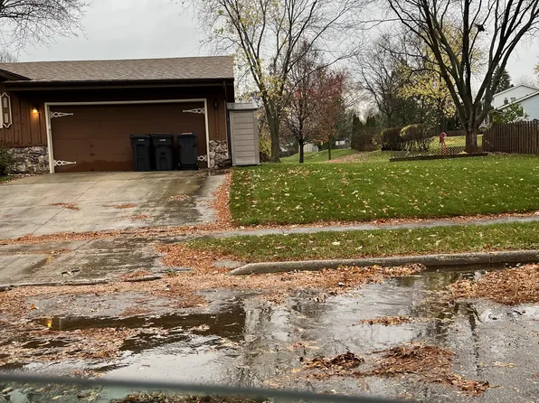 1025 Burrie Ln, Waukesha, WI 53188