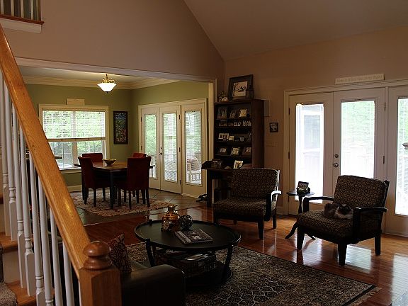 3rd image of 827 Evergreen Dr