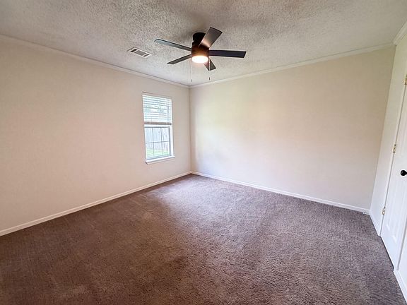 4th image of 218 Persimmon Cir