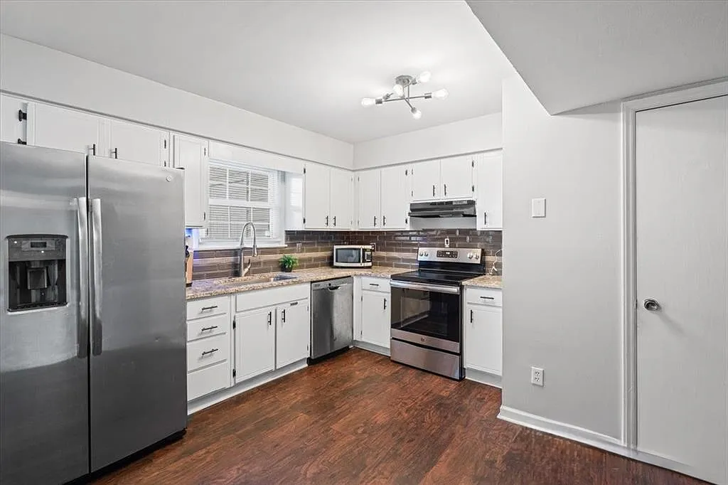 3 bed, 1195 sqft, $1,900 — Photo 4