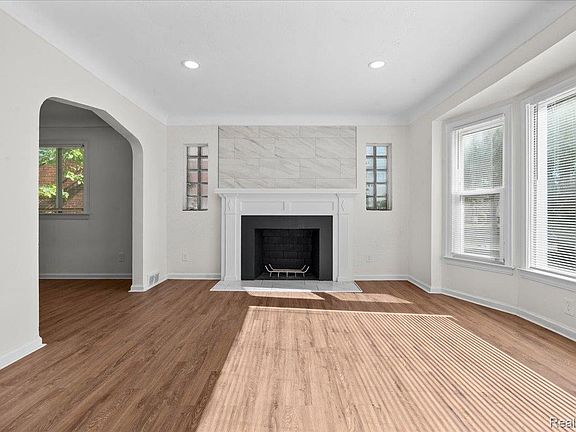 4th image of 17217 Plainview Ave