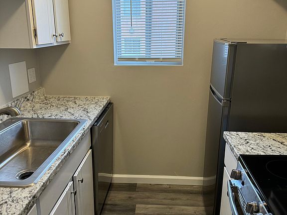 4th image of 1401 N Cove Blvd #2