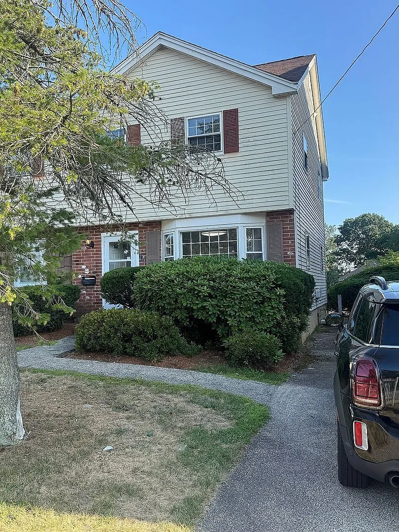 Welcome to 238 Mount Vernon Street a spacious 3-bedroom, 1.5-bath apartment in Lawrence, Massachu... — Photo 1