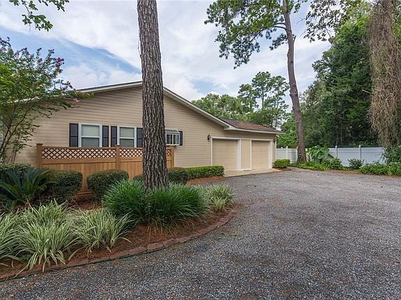 5th image of 832 Crispen Blvd