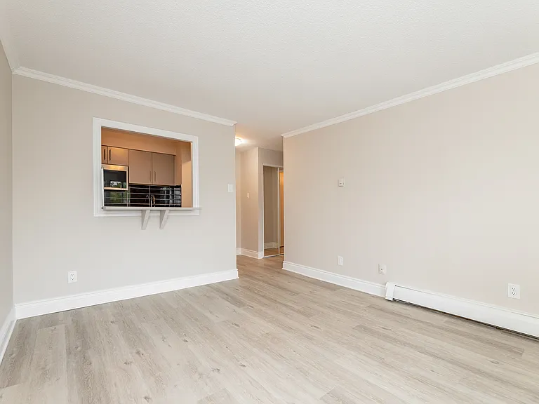 215 Clarence St — Photo 9