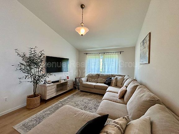 3rd image of 514 Rolling Meadow Dr