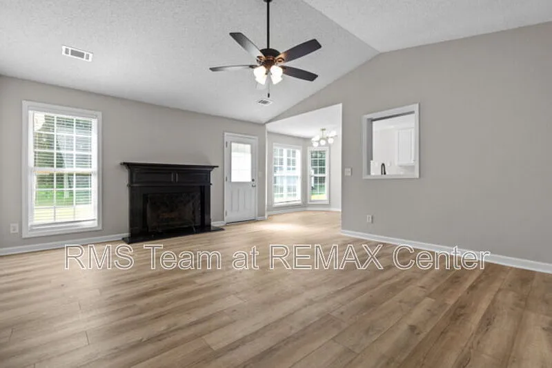 3 bed, 2.0 bath, 1381 sqft, $1,895 — Photo 3